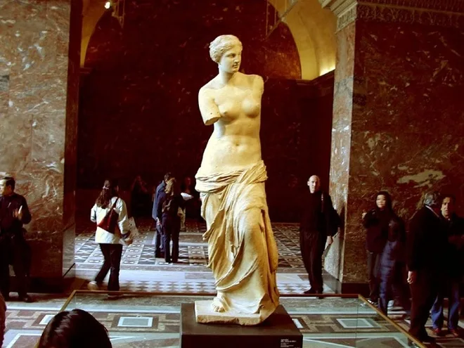 tim-hieu-ve-ky-quan-bao-tang-louvre-0001