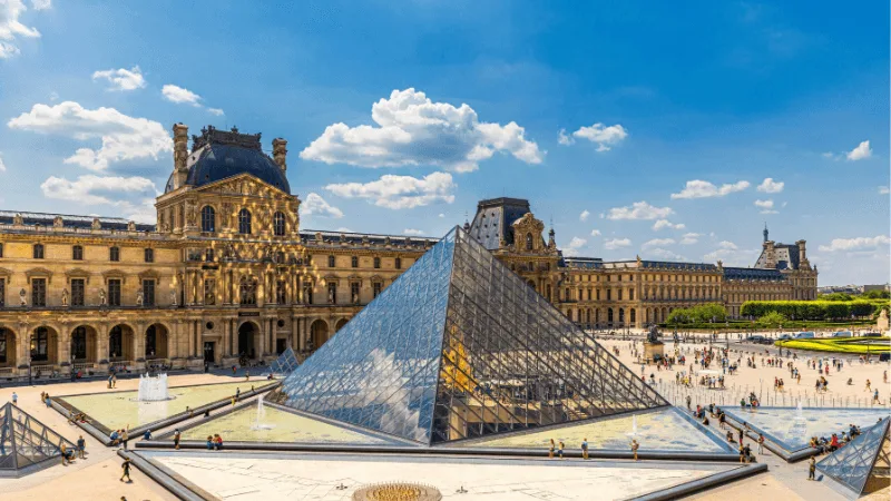 tim-hieu-ve-ky-quan-bao-tang-louvre-a1