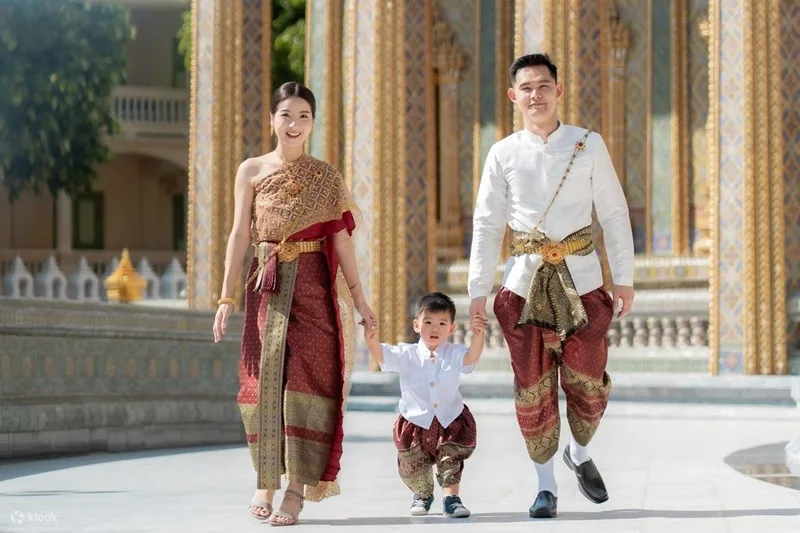 Chất liệu lụa óng ánh kết hợp cùng nghệ thuật quấn vải tạo nên nét quyến rũ đặc trưng.