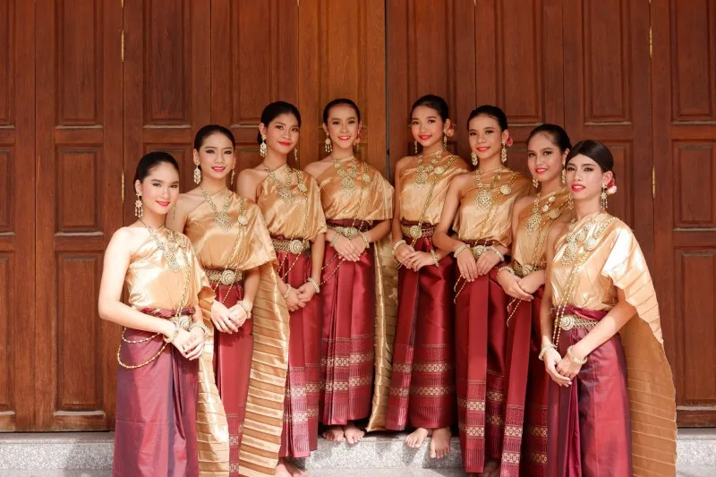 Họa tiết dệt thủ công độc đáo phản ánh phong tục và tay nghề tinh xảo của từng vùng miền.